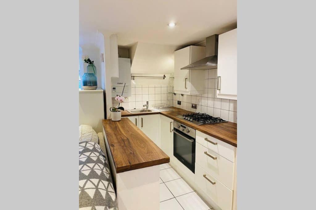 런던 Stunning, Stylish Garden Flat In The Heart Of Wimbledon 아파트 외부 사진