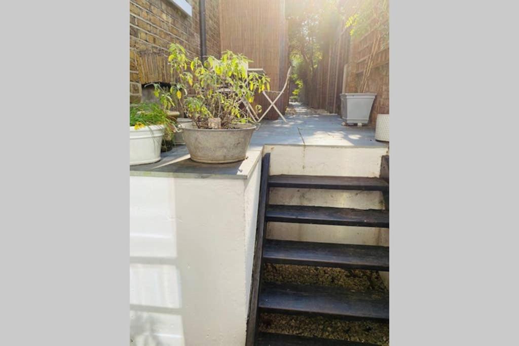 런던 Stunning, Stylish Garden Flat In The Heart Of Wimbledon 아파트 외부 사진